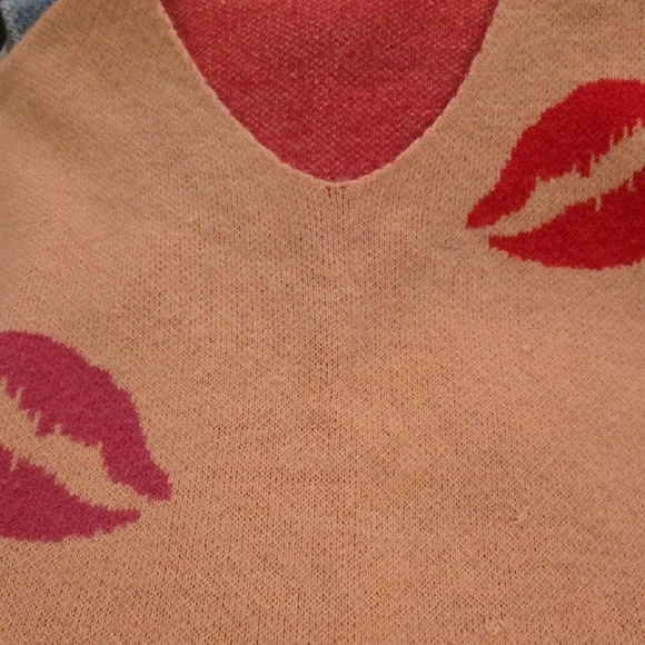 Main Strip Peach V-Neck Sweater with Pink and Orange Kiss Prints - Picture 5 of 5